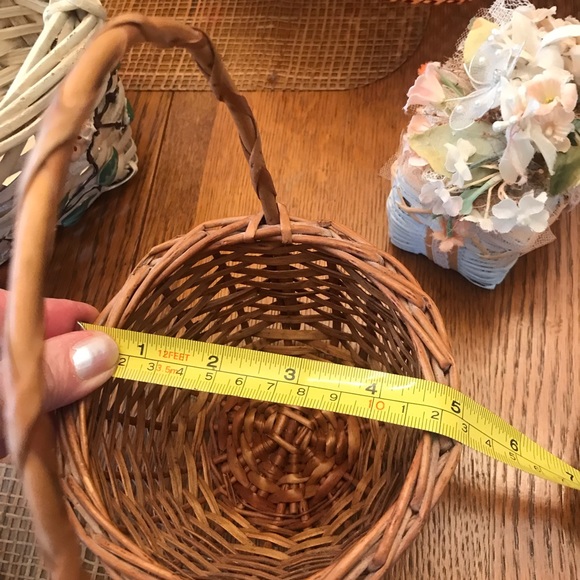 FIVE Beautiful handwoven BASKETS - Picture 8 of 15